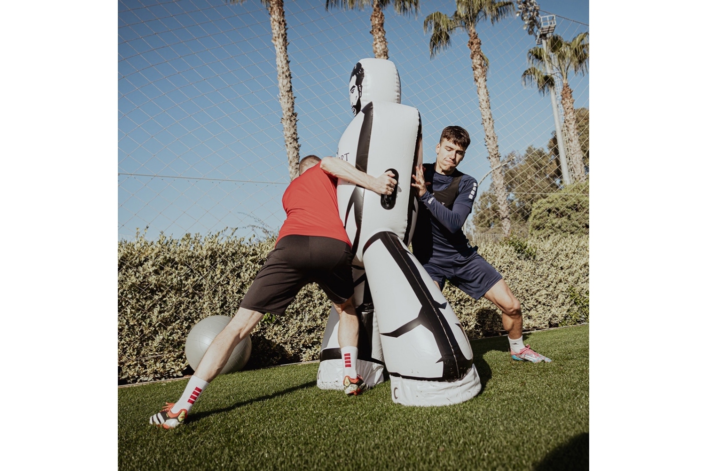 Dlaczego Trenerzy Rezygnują ze Zwykłych Murów? Poznaj Dmuchany Mur PRO