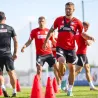 Czerwony pachołek treningowy 38 cm z widocznymi otworami na laski treningowe.