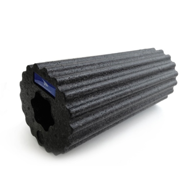 Schwarzer Roller mit Rillen für Massage und Regeneration