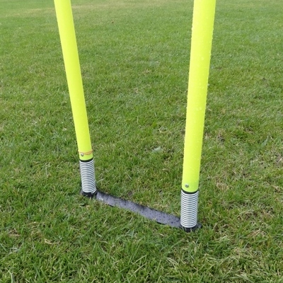 Mur na sprężynie junior Yakimasport 125 cm wbity w murawę boiska