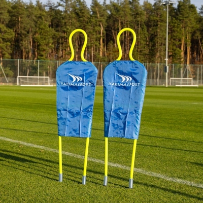 Trening piłkarski juniorów z wykorzystaniem muru na sprężynie