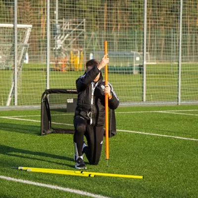 Kompletny zestaw tyczek treningowych Yakimasport prezentowany na boisku.