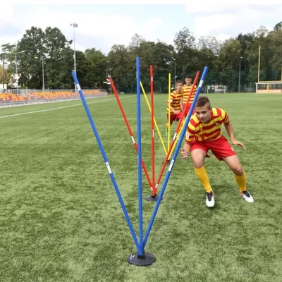 Sprzęt sportowy Yakimasport: tyczki osadzone w trzykierunkowych podstawkach.