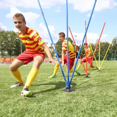 Podstawka pod laski treningowe trzykierunkowa marki Yakimasport na boisku.