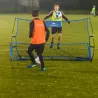 Trenażer piłkarski Yakimasport podczas ćwiczeń nad przyjęciem piłki.