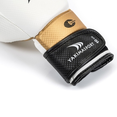 Zbliżenie na szerokie zapięcie rzepowe oraz logo Yakimasport na modelu LION CARBON.