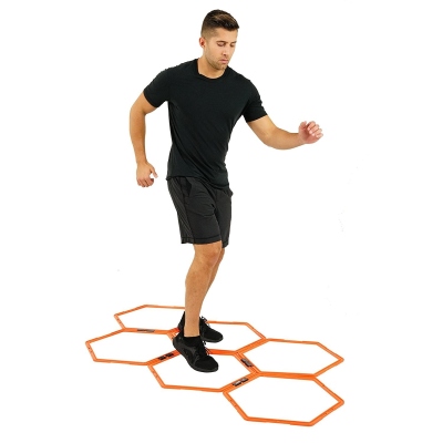 Hexa-Hoops Yakima połączone w plaster miodu na parkiecie hali sportowej